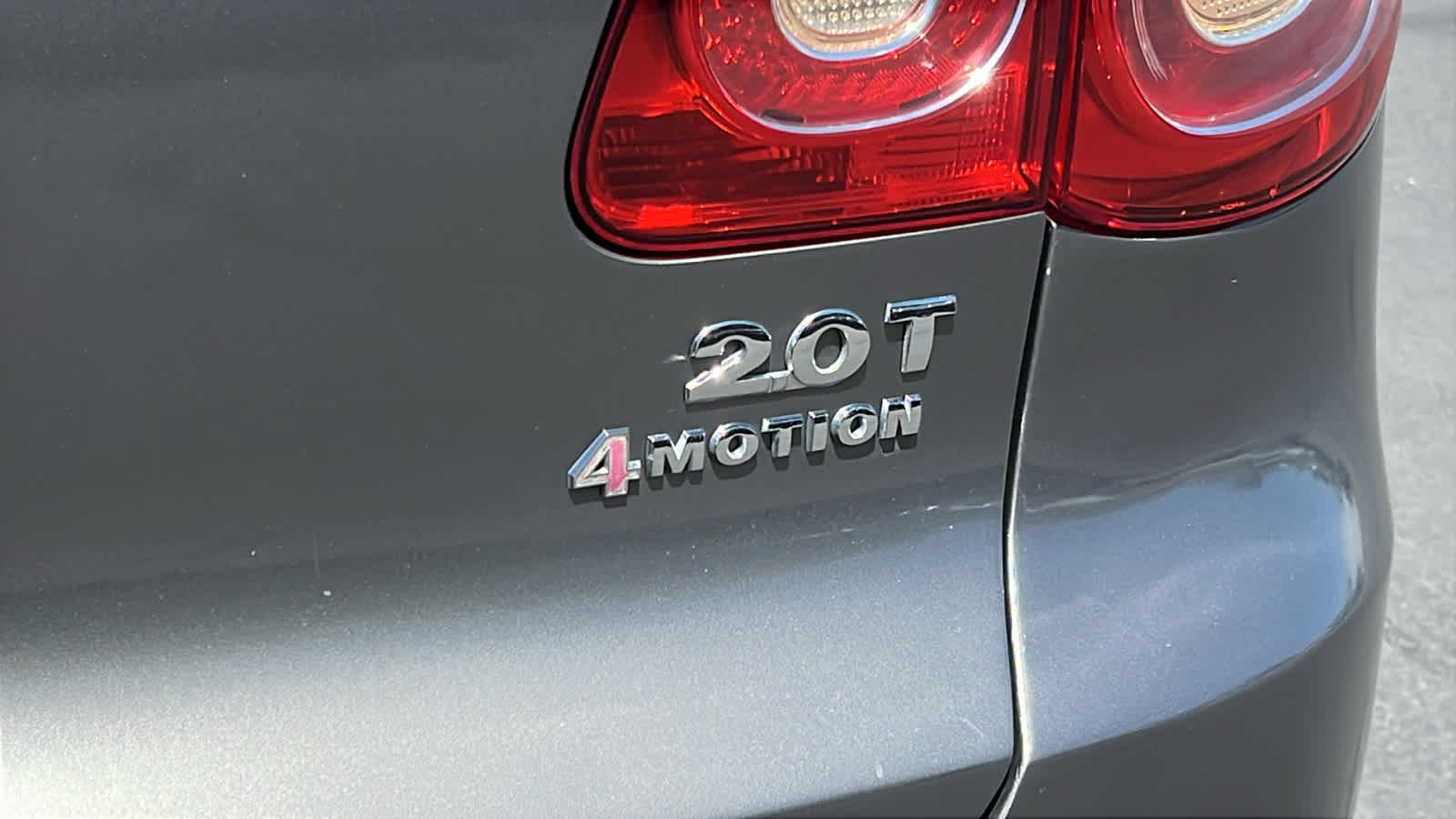 Thumbnail: 2011 Volkswagen Tiguan - 28