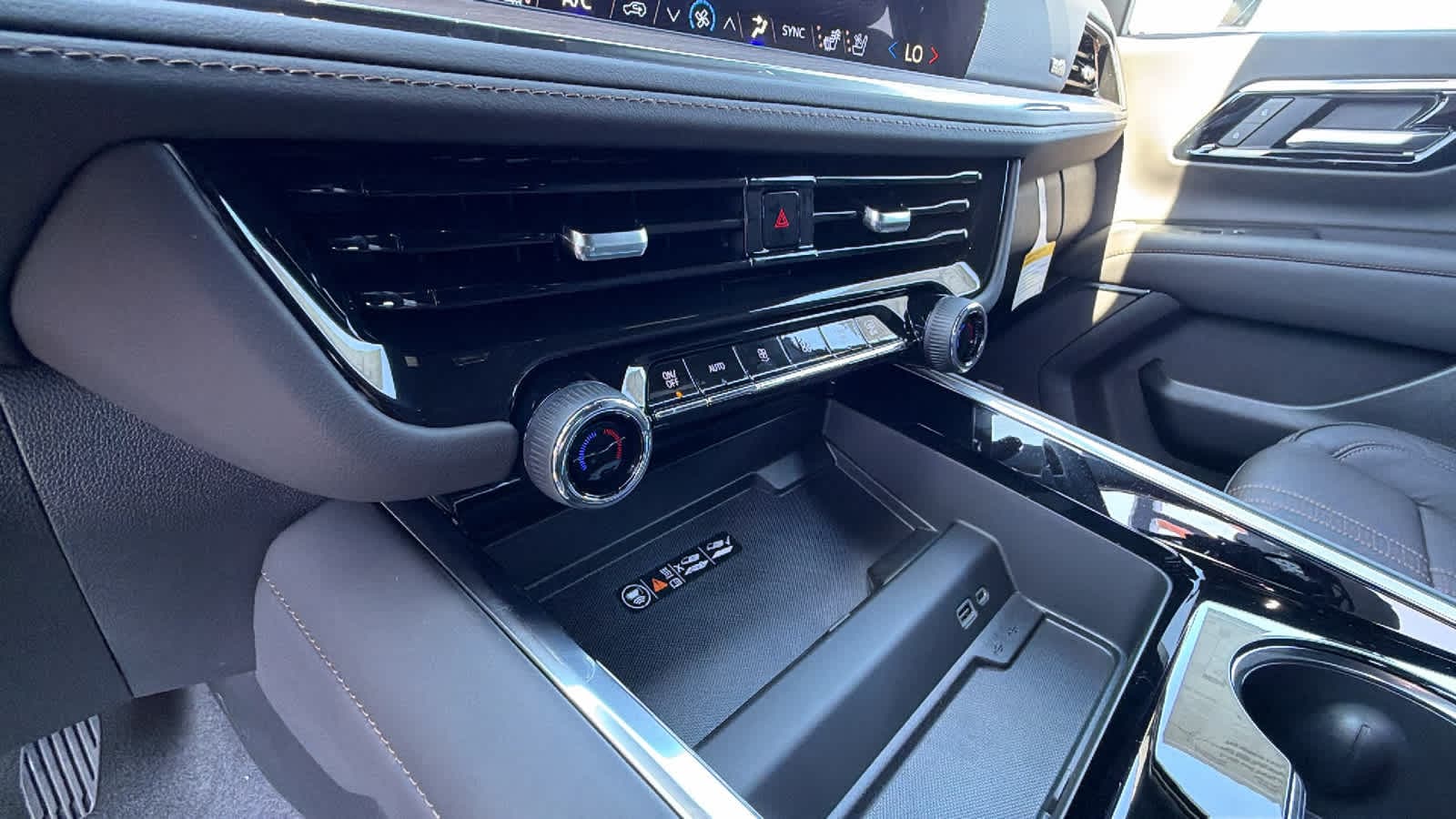 2026 Chevrolet Suburban High Country - Photo 14