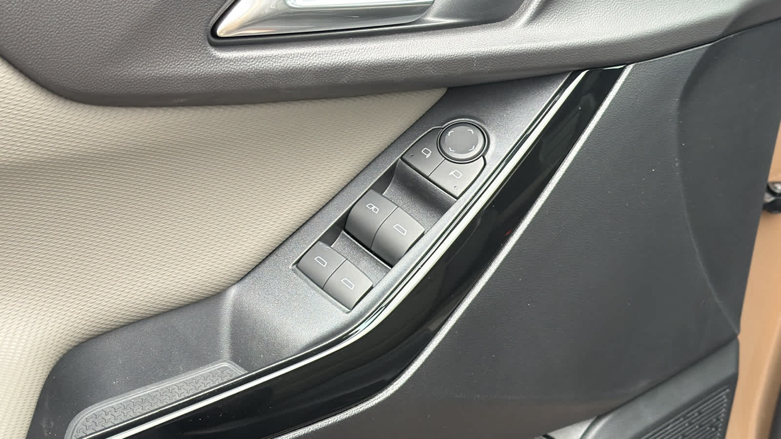 2027 Chevrolet Equinox LT - Photo 22