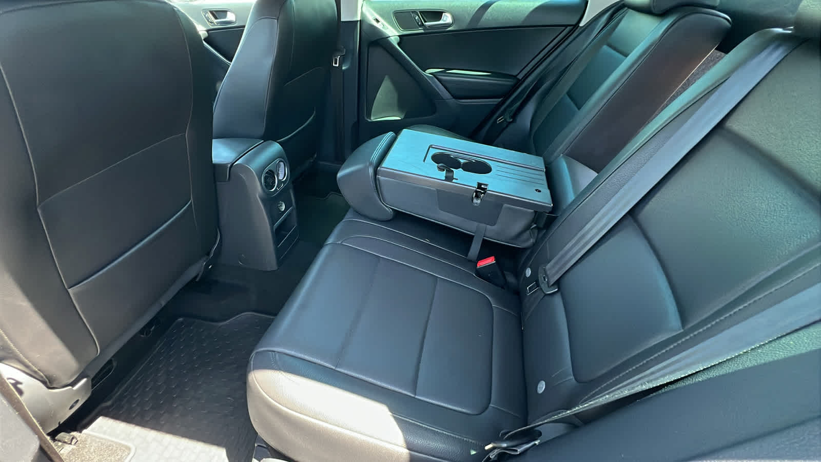 Thumbnail: 2011 Volkswagen Tiguan - 24