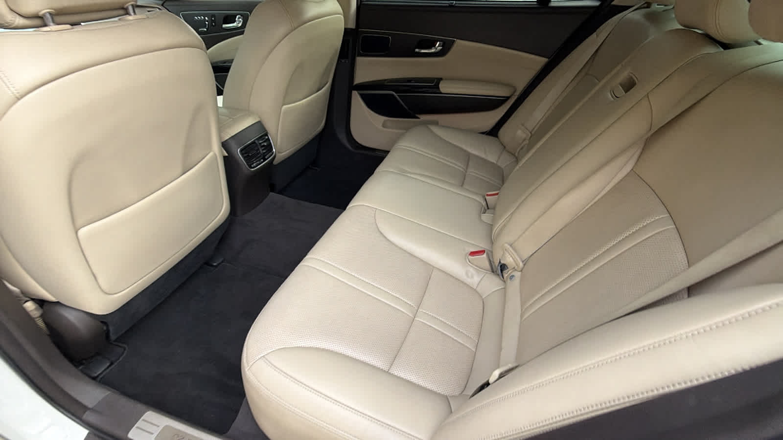 Thumbnail: 2016 Kia K900 - 17