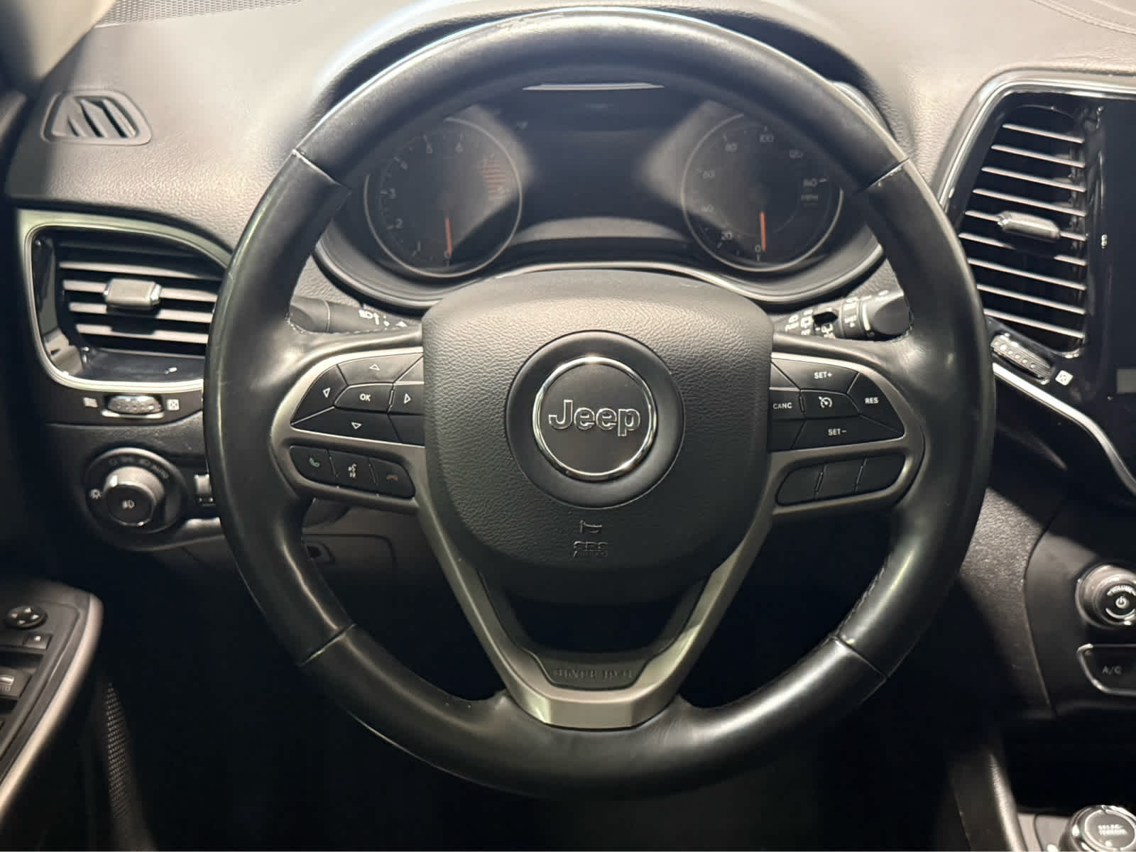 Thumbnail: 2019 Jeep Cherokee - 16