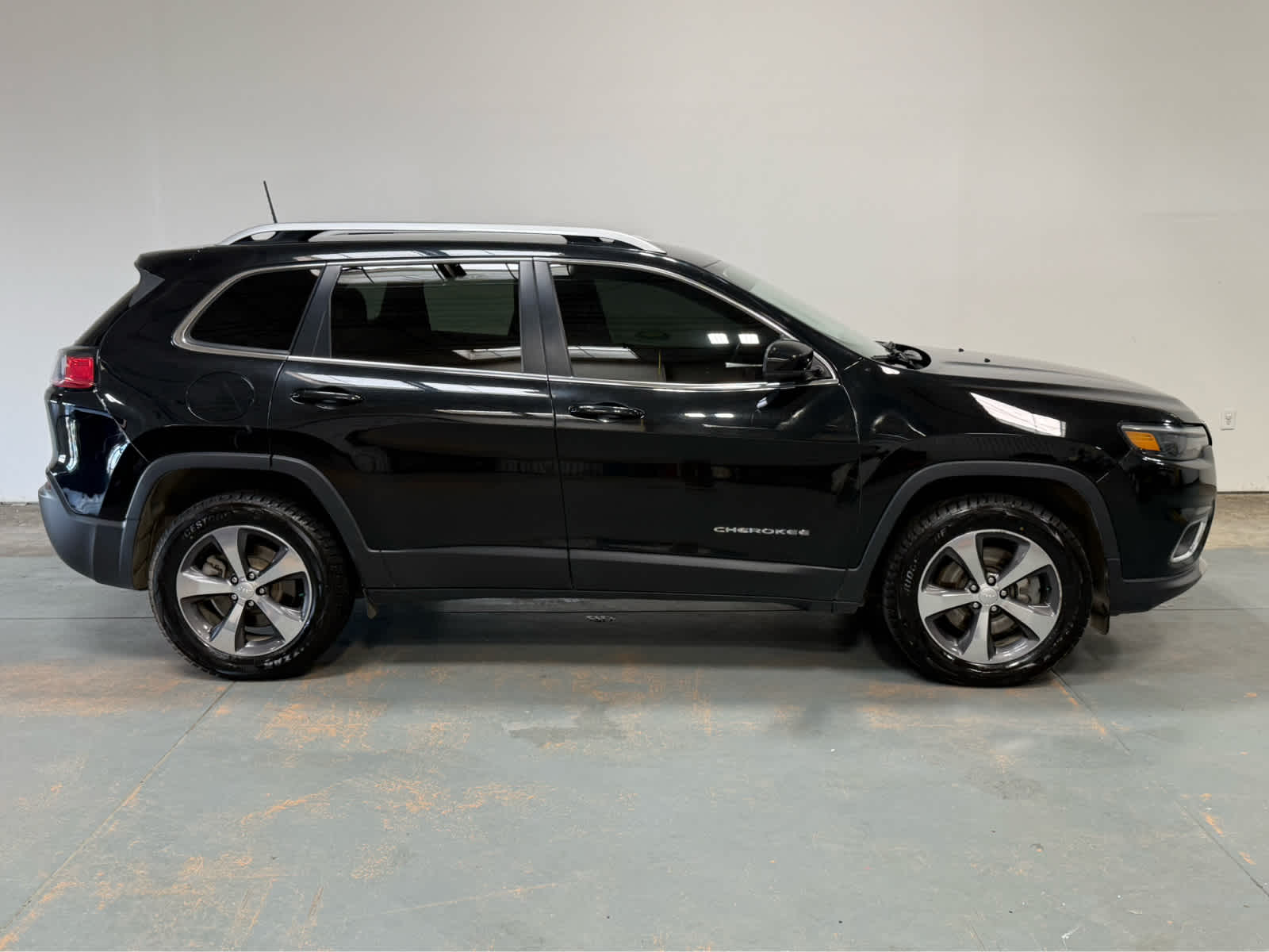Thumbnail: 2019 Jeep Cherokee - 6