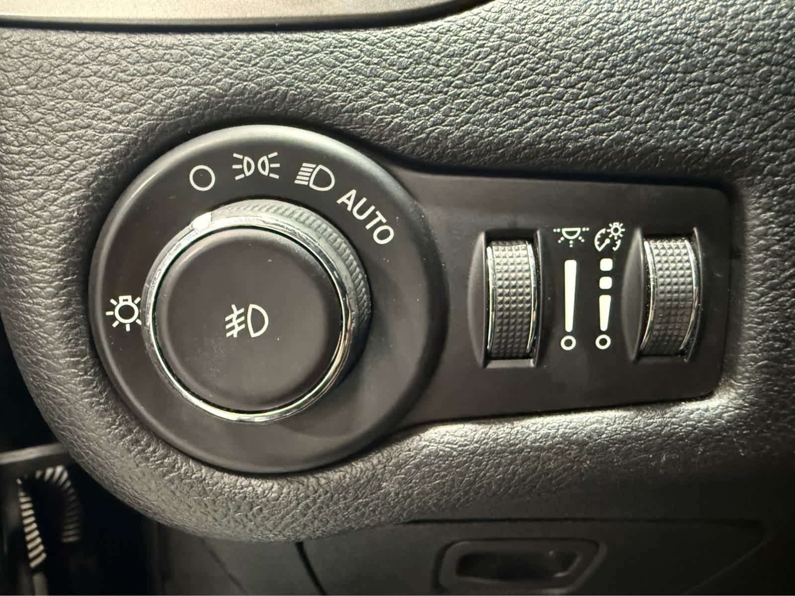 Thumbnail: 2019 Jeep Cherokee - 25