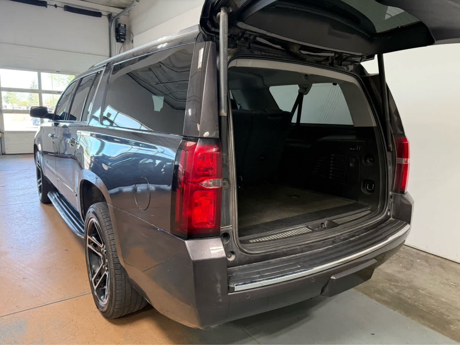 Thumbnail: 2017 Chevrolet Suburban - 4