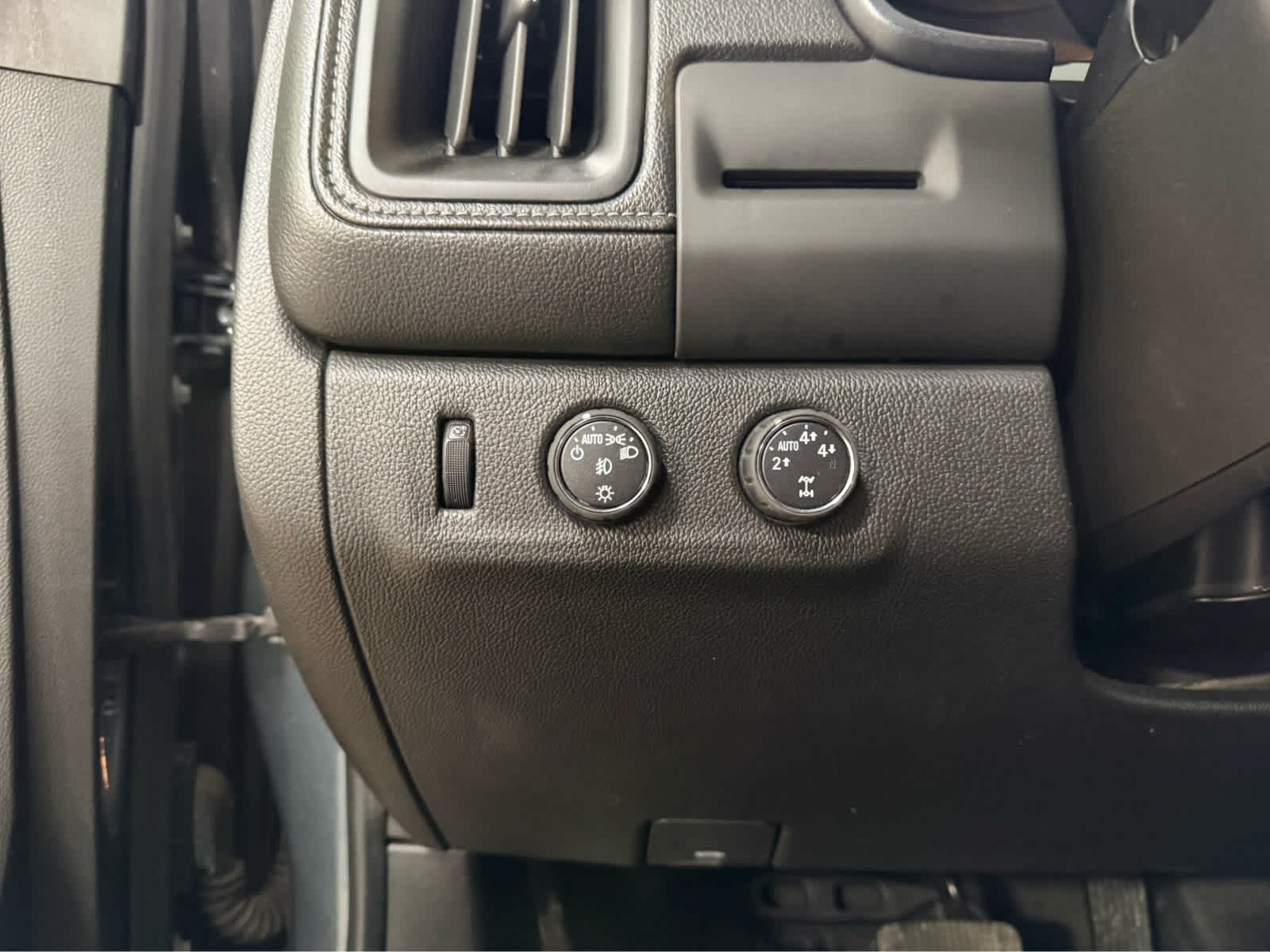 Thumbnail: 2015 GMC Canyon - 25