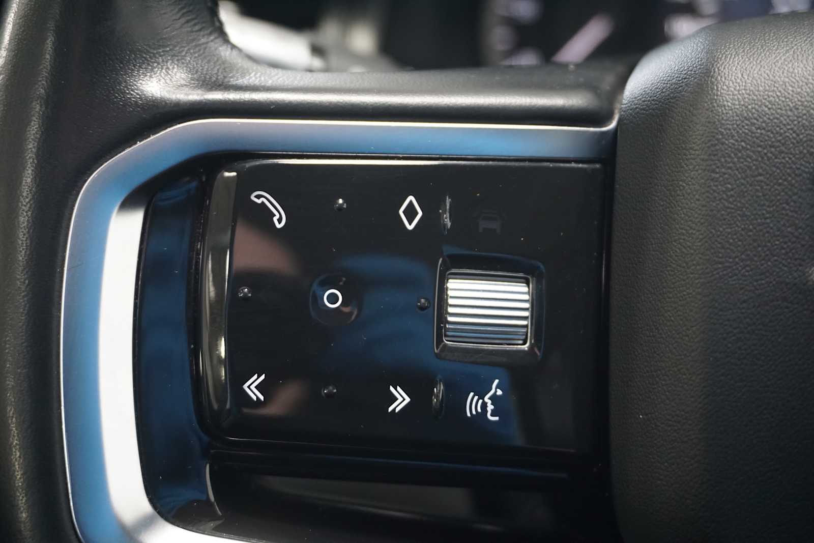 Thumbnail: 2022 Land Rover Discovery Sport - 23