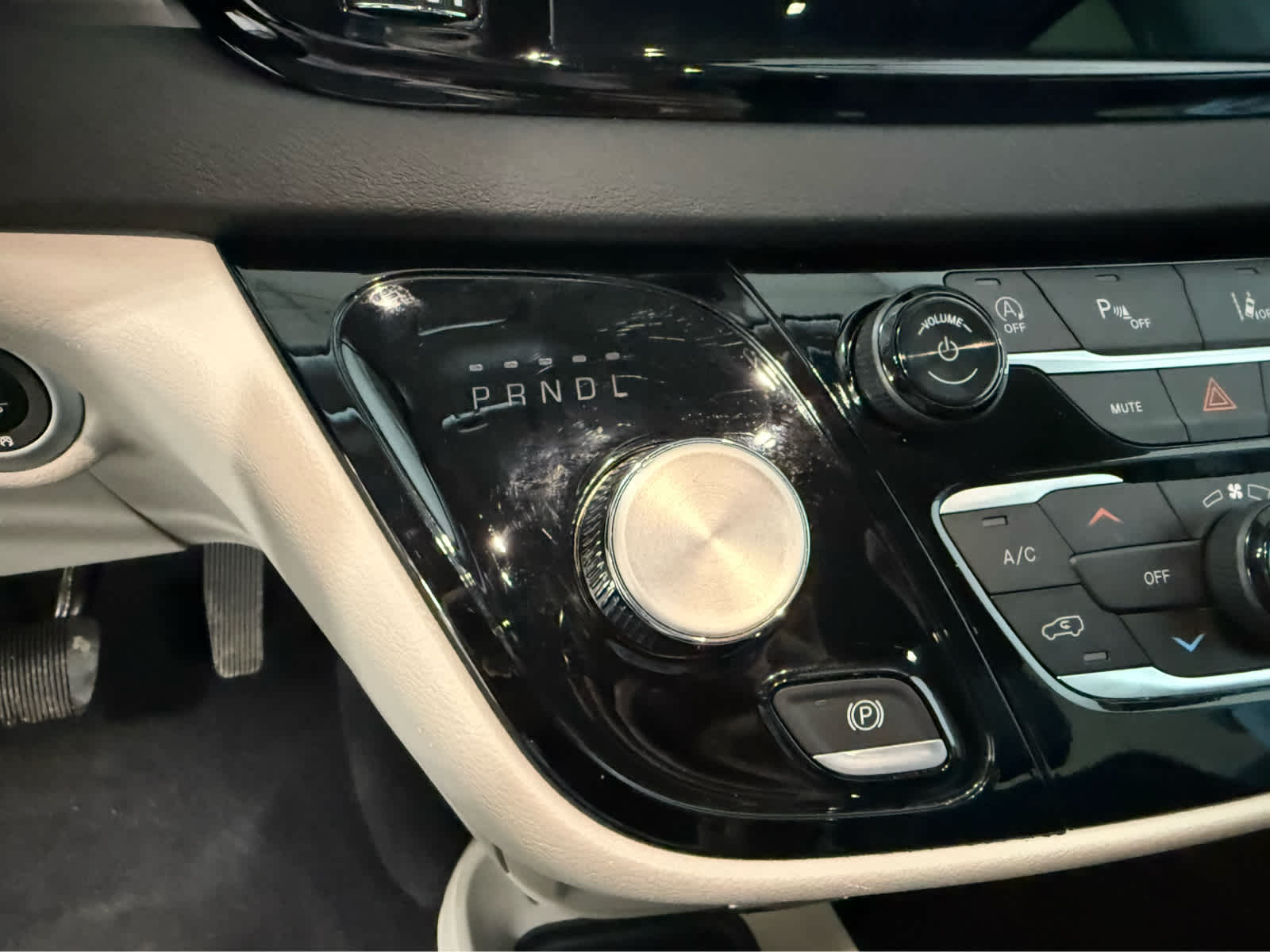 Thumbnail: 2024 Chrysler Pacifica - 25