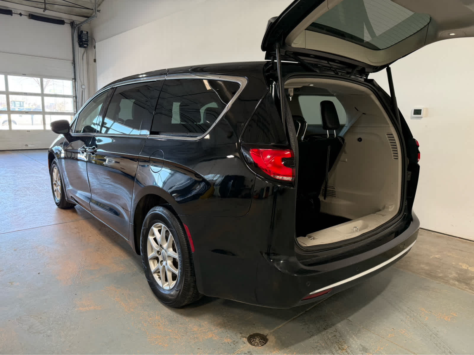 Thumbnail: 2024 Chrysler Pacifica - 4