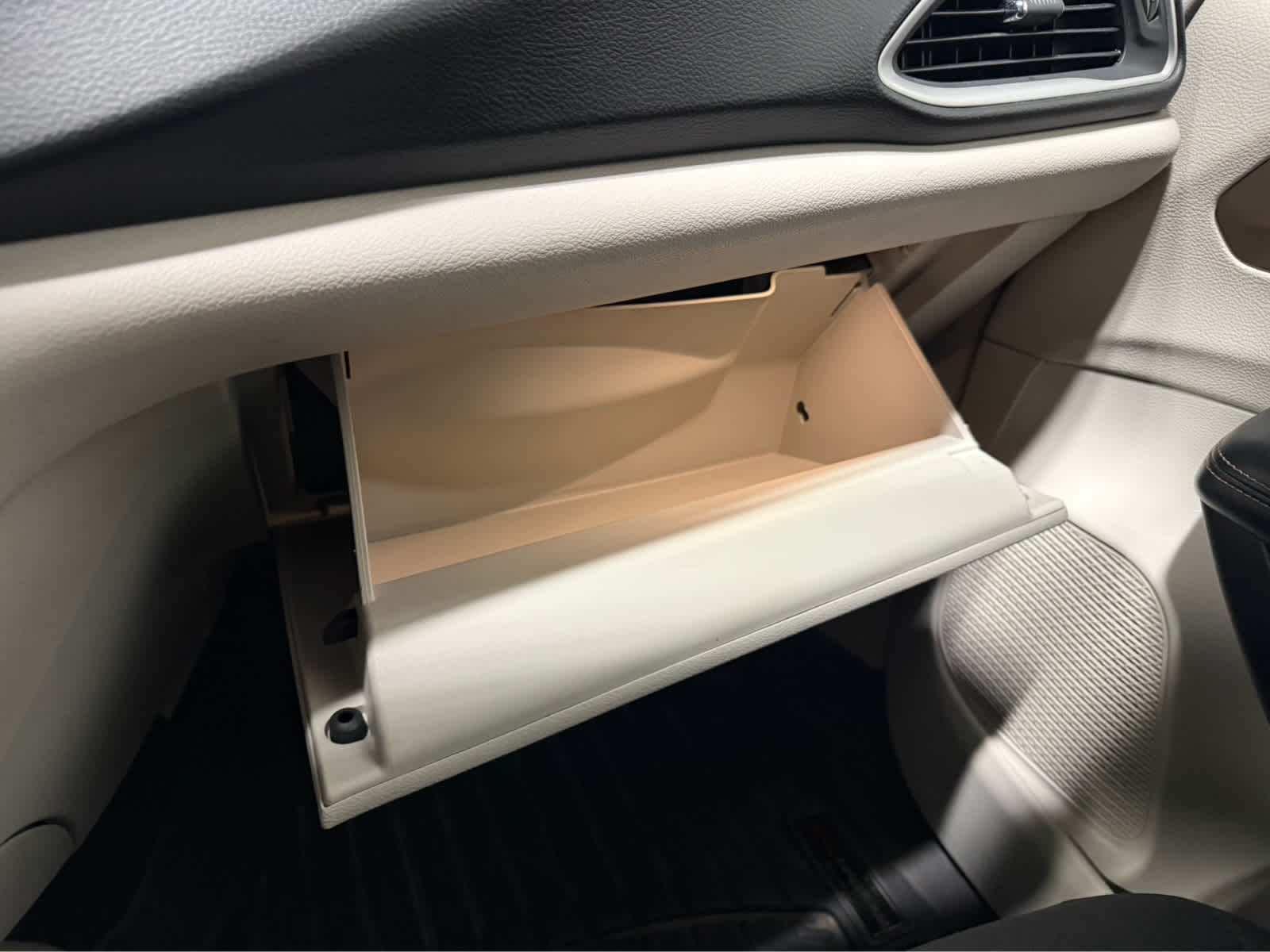 Thumbnail: 2019 Chrysler Pacifica - 21