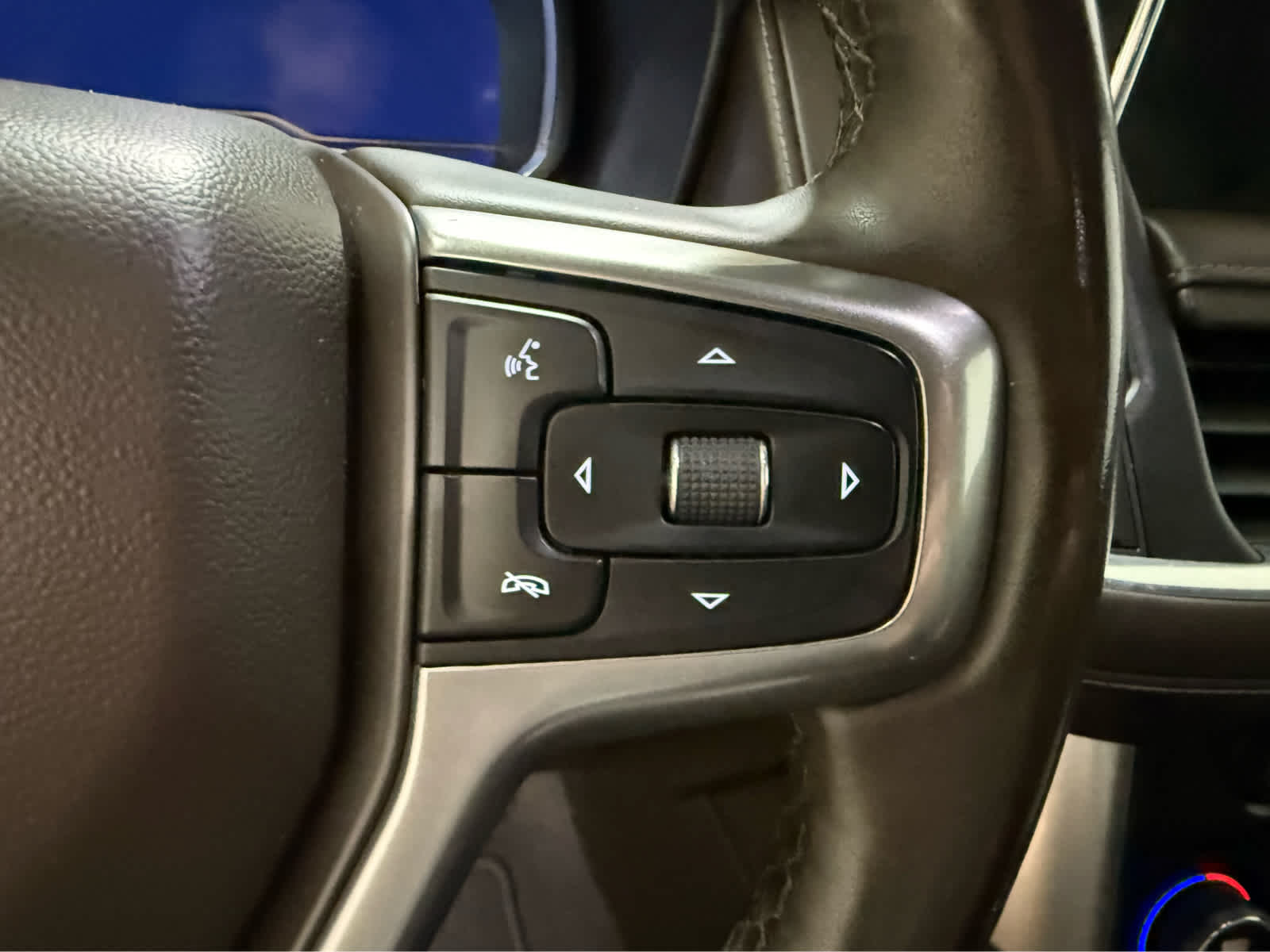 Thumbnail: 2024 Chevrolet Suburban - 21