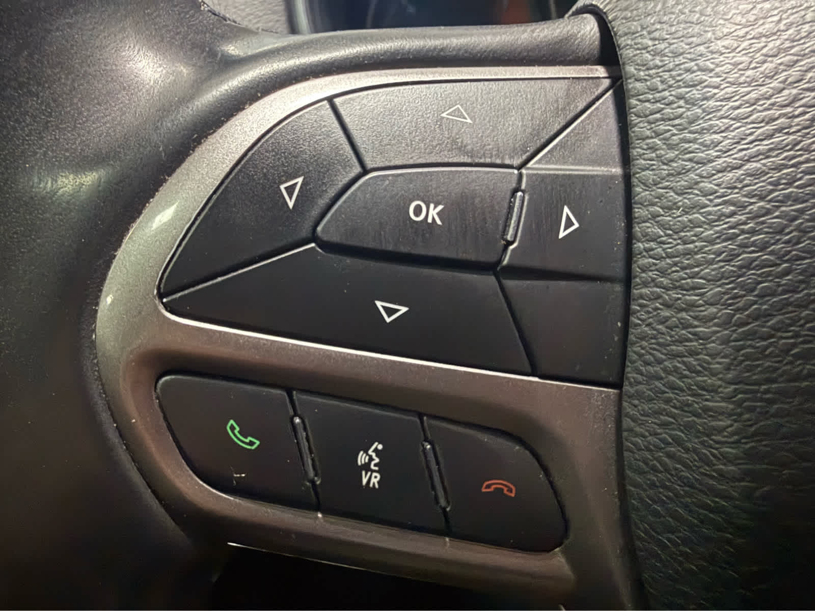 Thumbnail: 2019 Jeep Cherokee - 17
