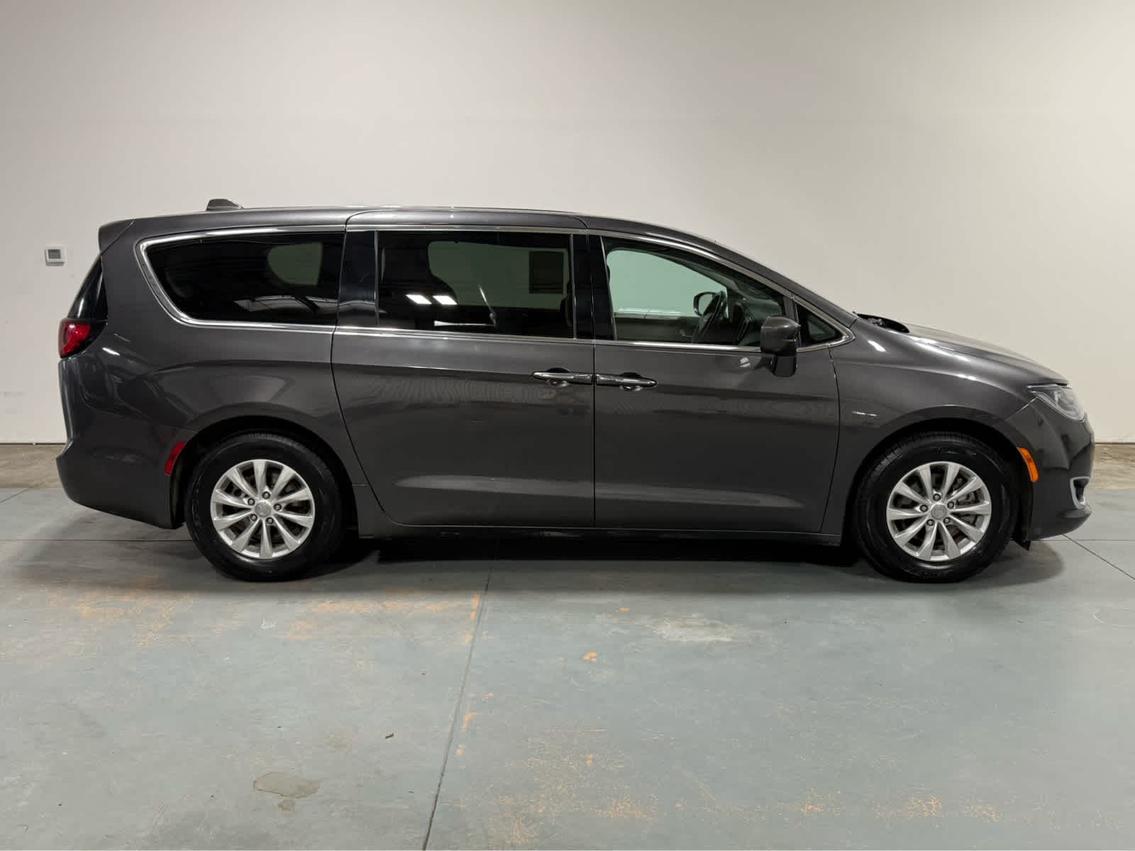 Thumbnail: 2019 Chrysler Pacifica - 6