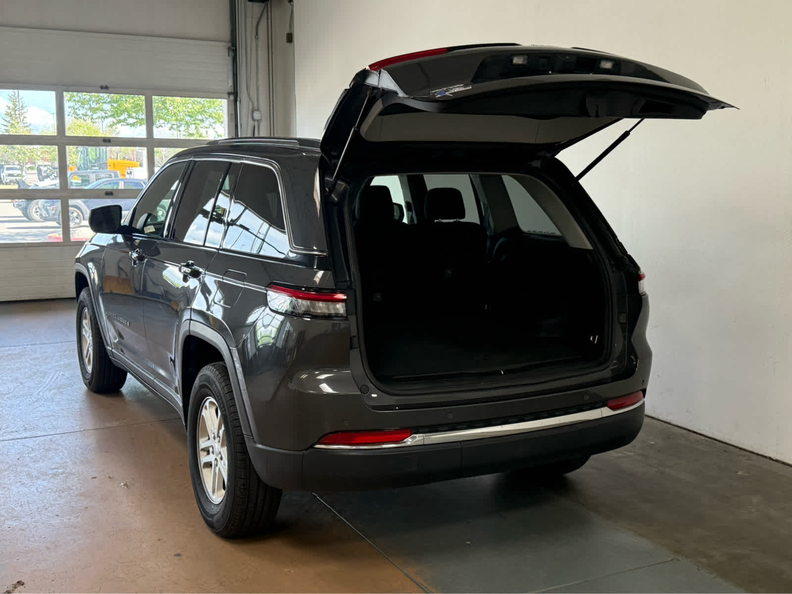 Thumbnail: 2024 Jeep Grand Cherokee - 4