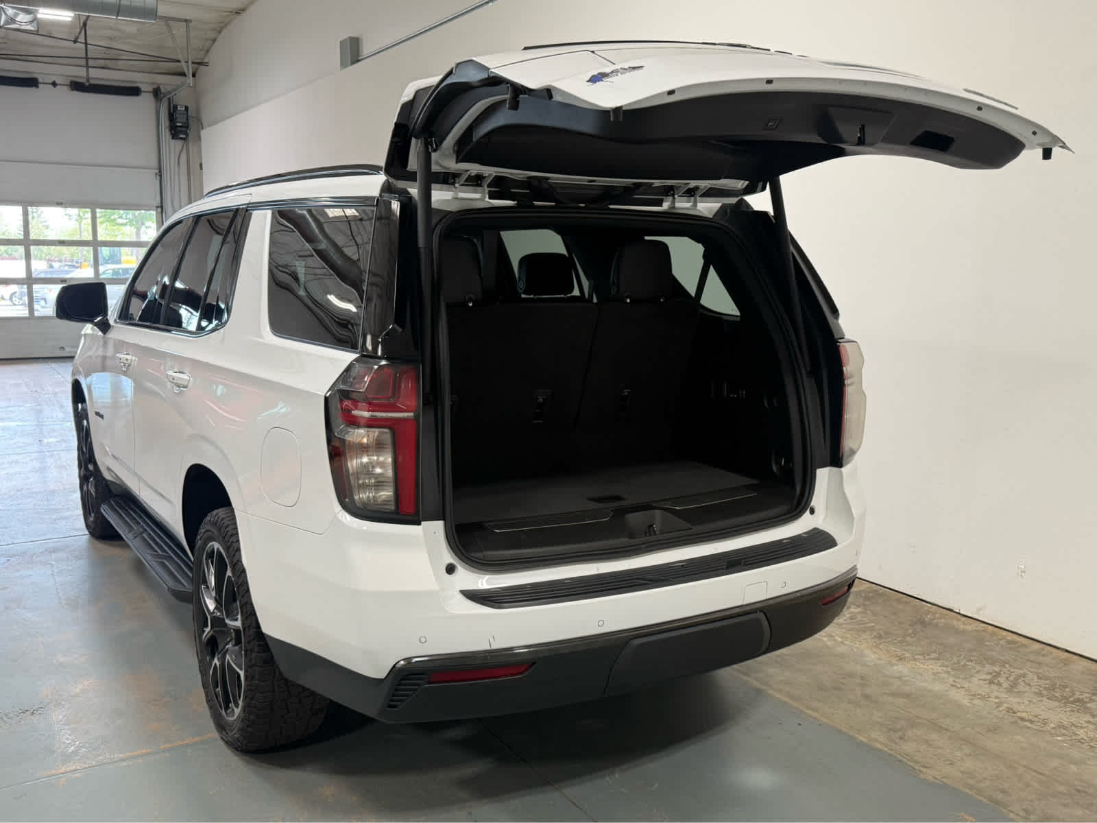 Thumbnail: 2022 Chevrolet Tahoe - 4