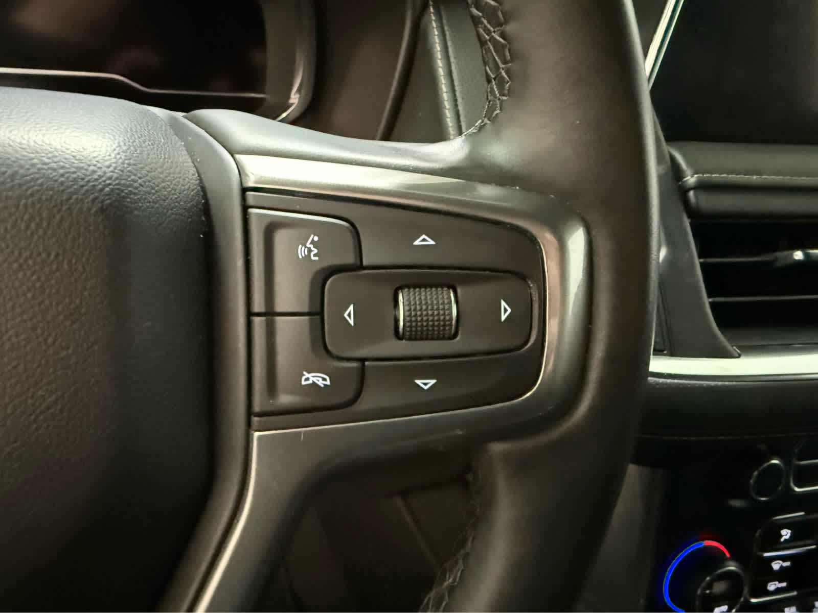 Thumbnail: 2024 Chevrolet Suburban - 21