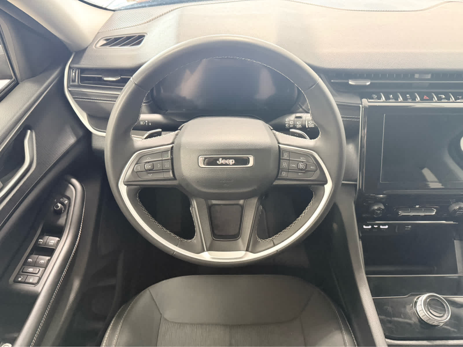 Thumbnail: 2024 Jeep Grand Cherokee - 18