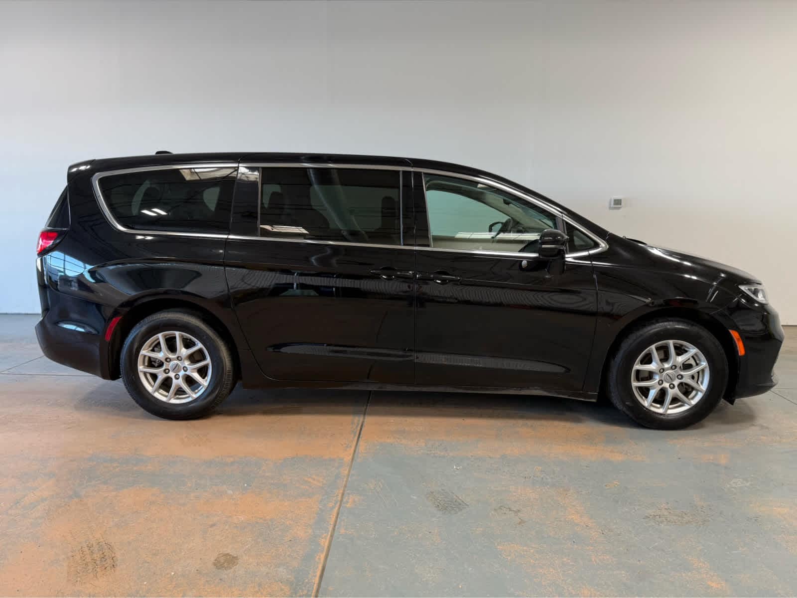 Thumbnail: 2024 Chrysler Pacifica - 6