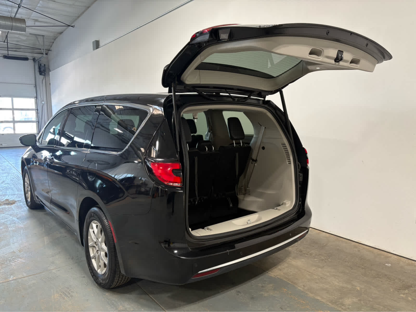 Thumbnail: 2024 Chrysler Pacifica - 4