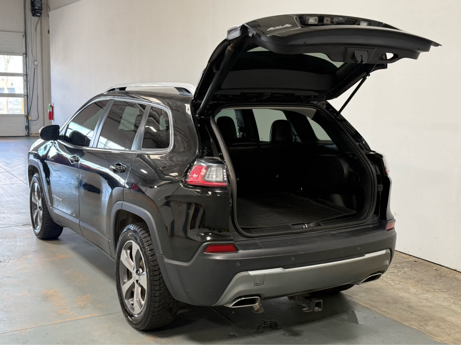 Thumbnail: 2019 Jeep Cherokee - 4