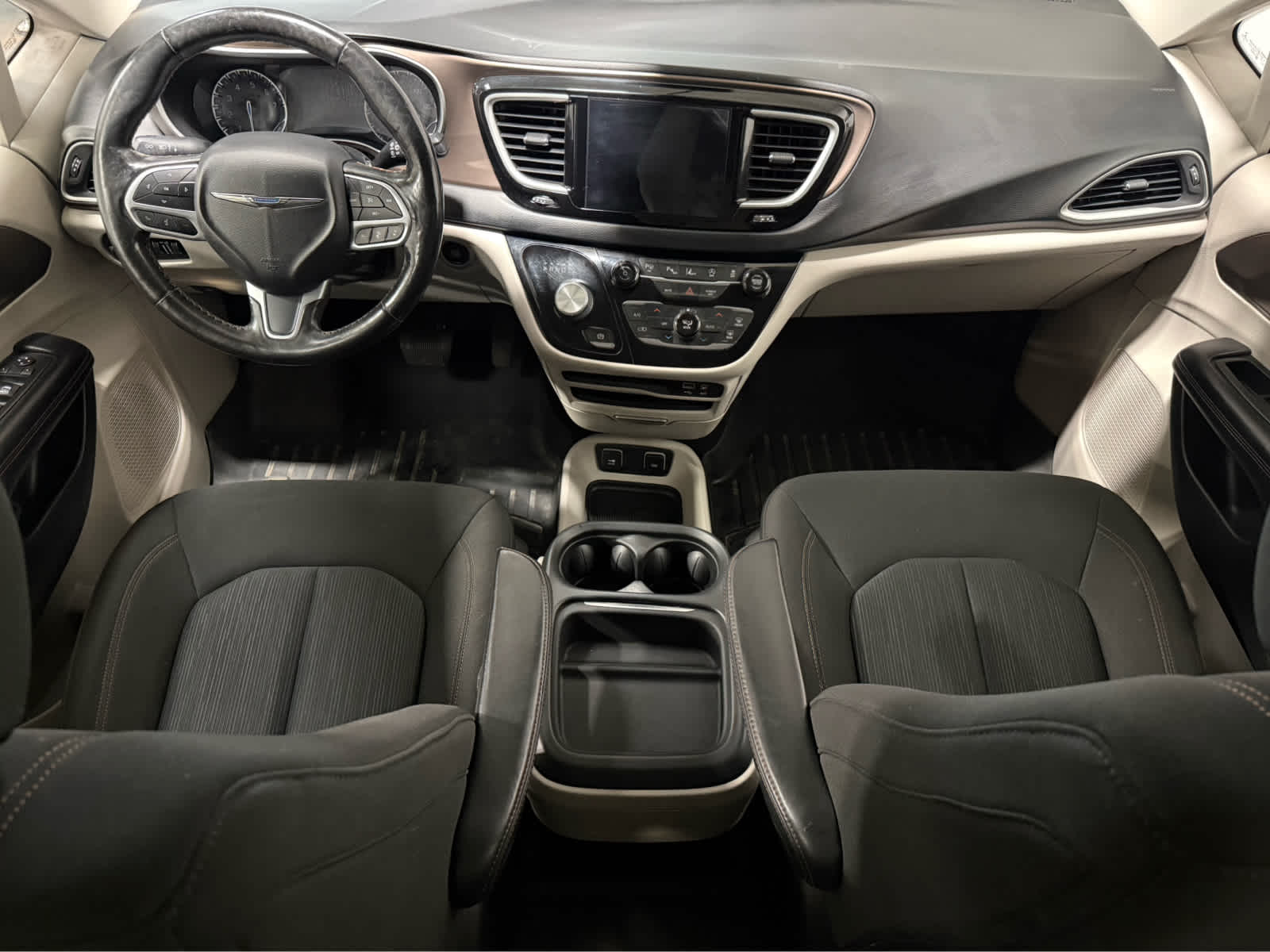 Thumbnail: 2019 Chrysler Pacifica - 17