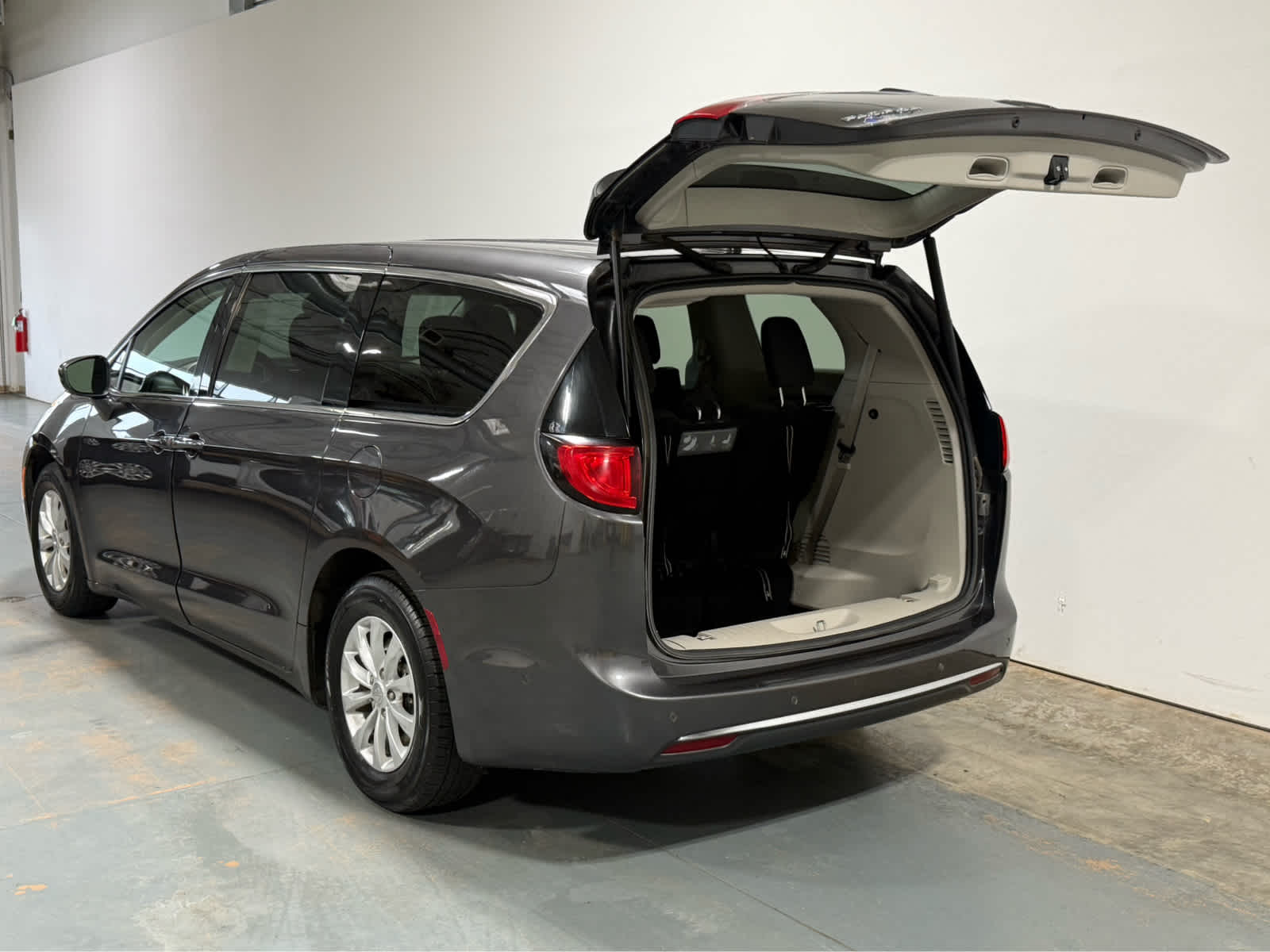 Thumbnail: 2019 Chrysler Pacifica - 4