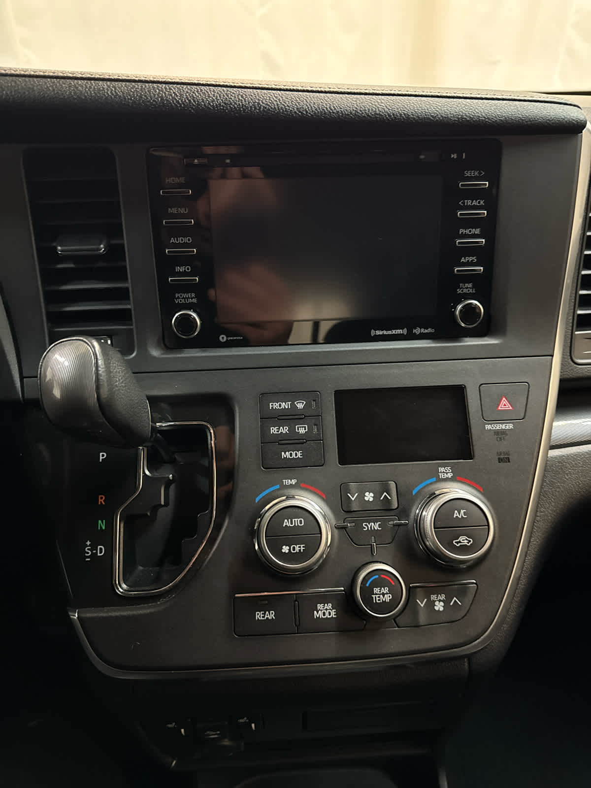 Thumbnail: 2018 Toyota Sienna - 18