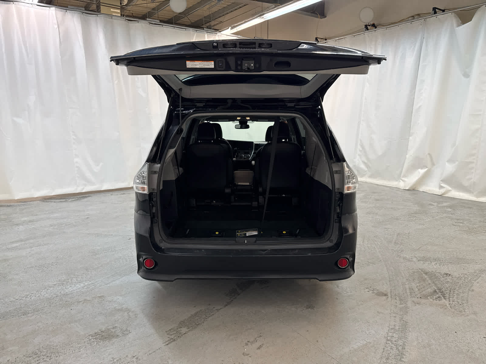 Thumbnail: 2018 Toyota Sienna - 10