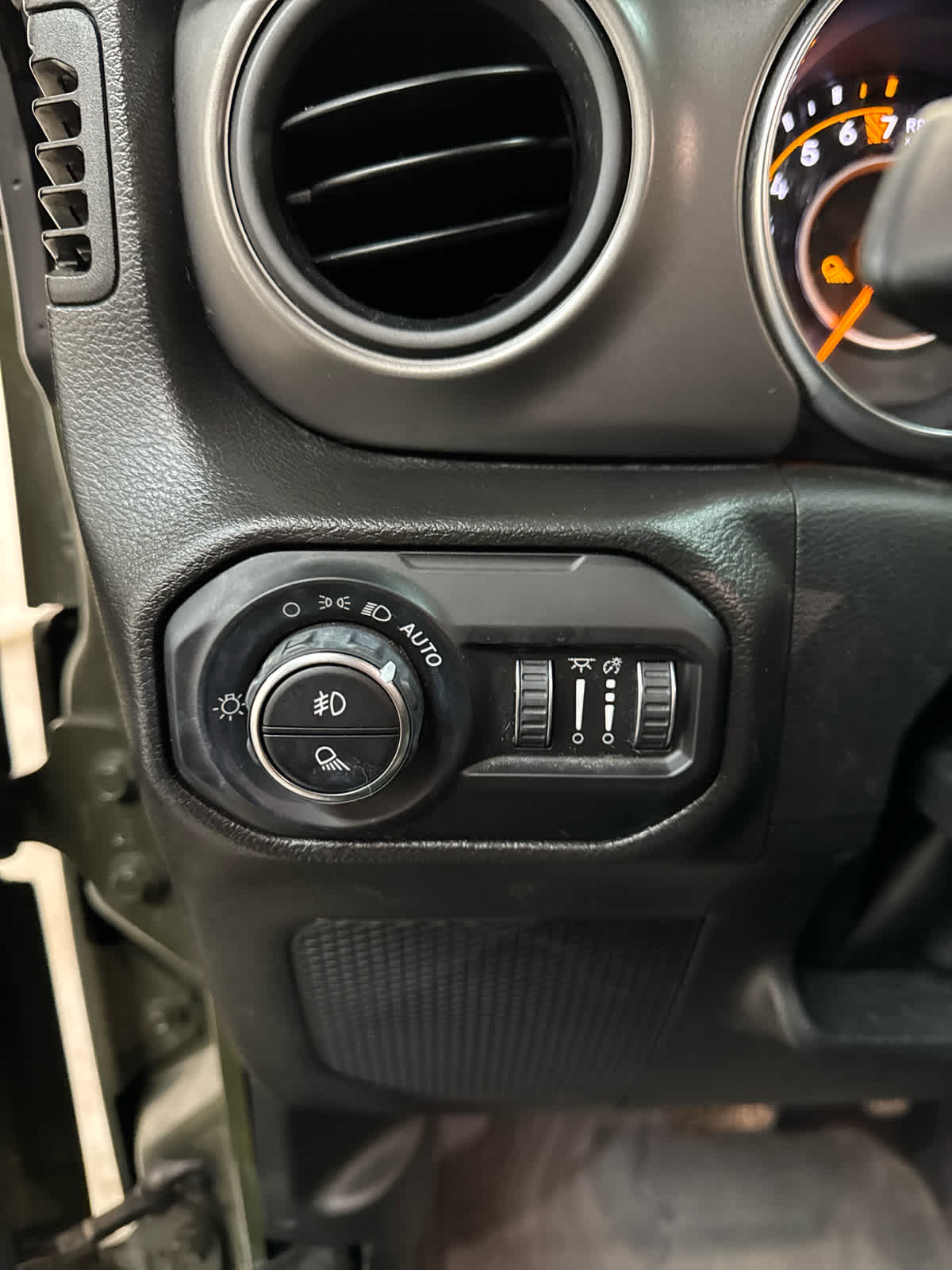 Thumbnail: 2022 Jeep Gladiator - 15