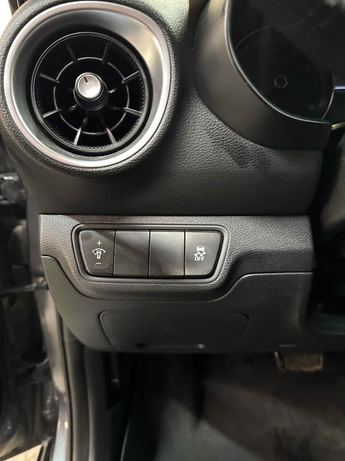 Thumbnail: 2022 Kia Forte - 15