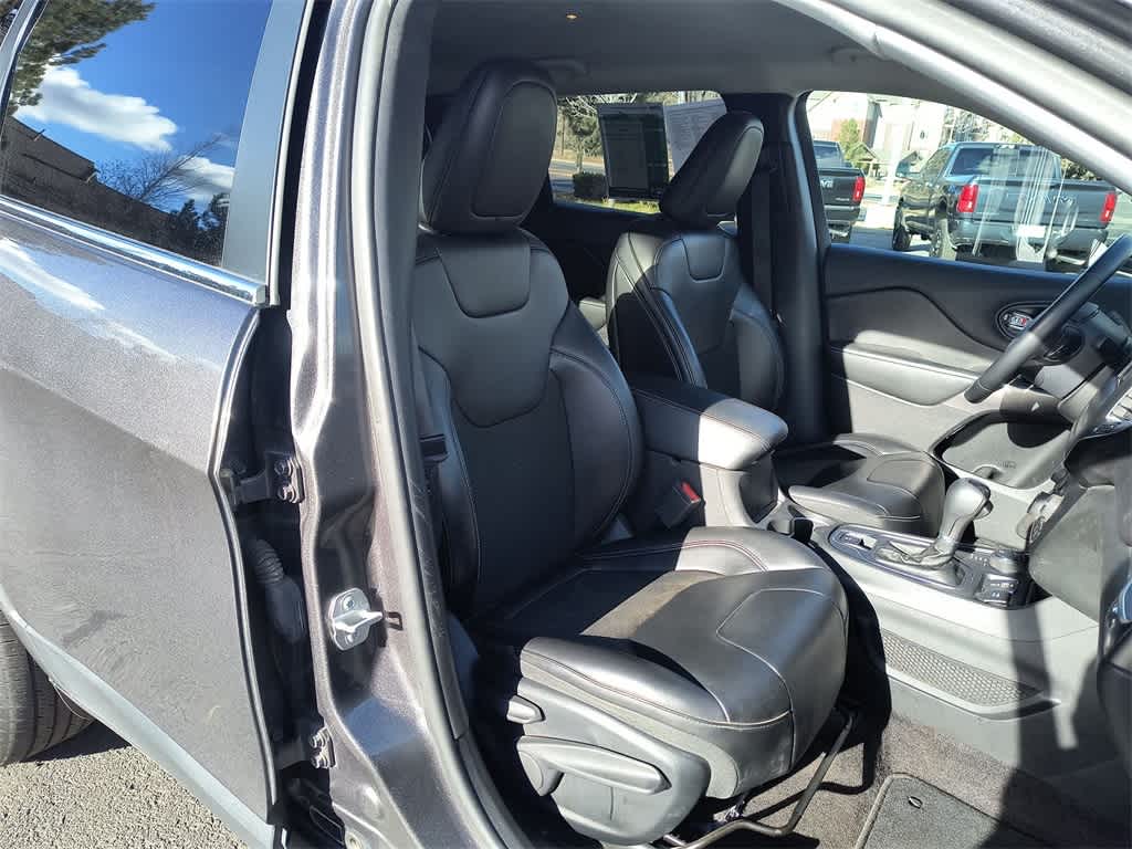 Thumbnail: 2019 Jeep Cherokee - 23