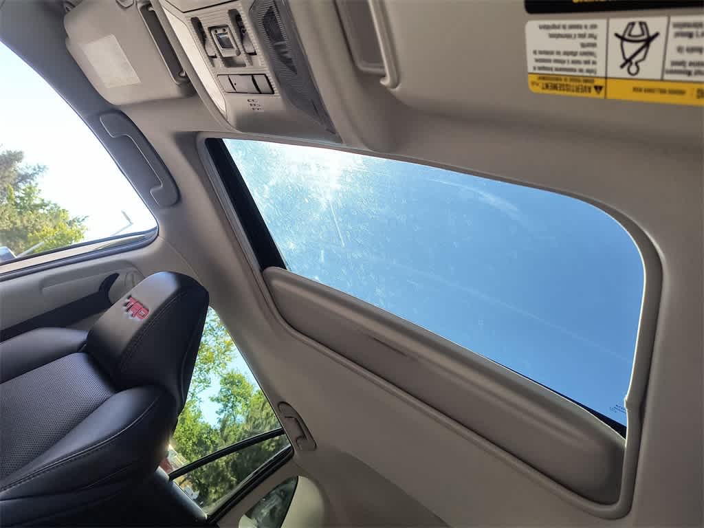 Thumbnail: 2022 Toyota RAV4 - 21