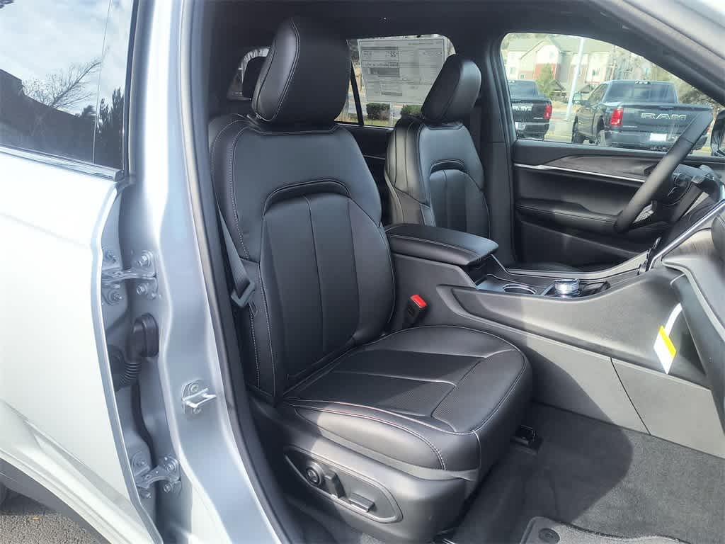 Thumbnail: 2025 Jeep Grand Cherokee - 25