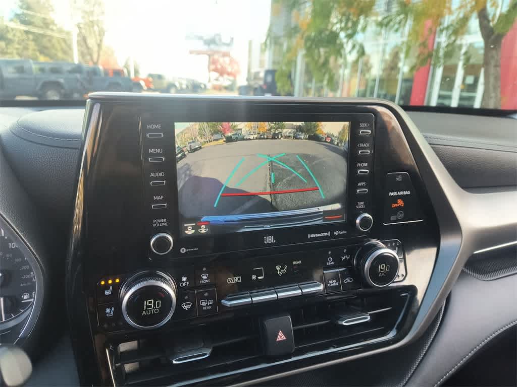 Thumbnail: 2020 Toyota Highlander - 17