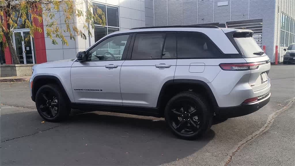 Thumbnail: 2025 Jeep Grand Cherokee - 6