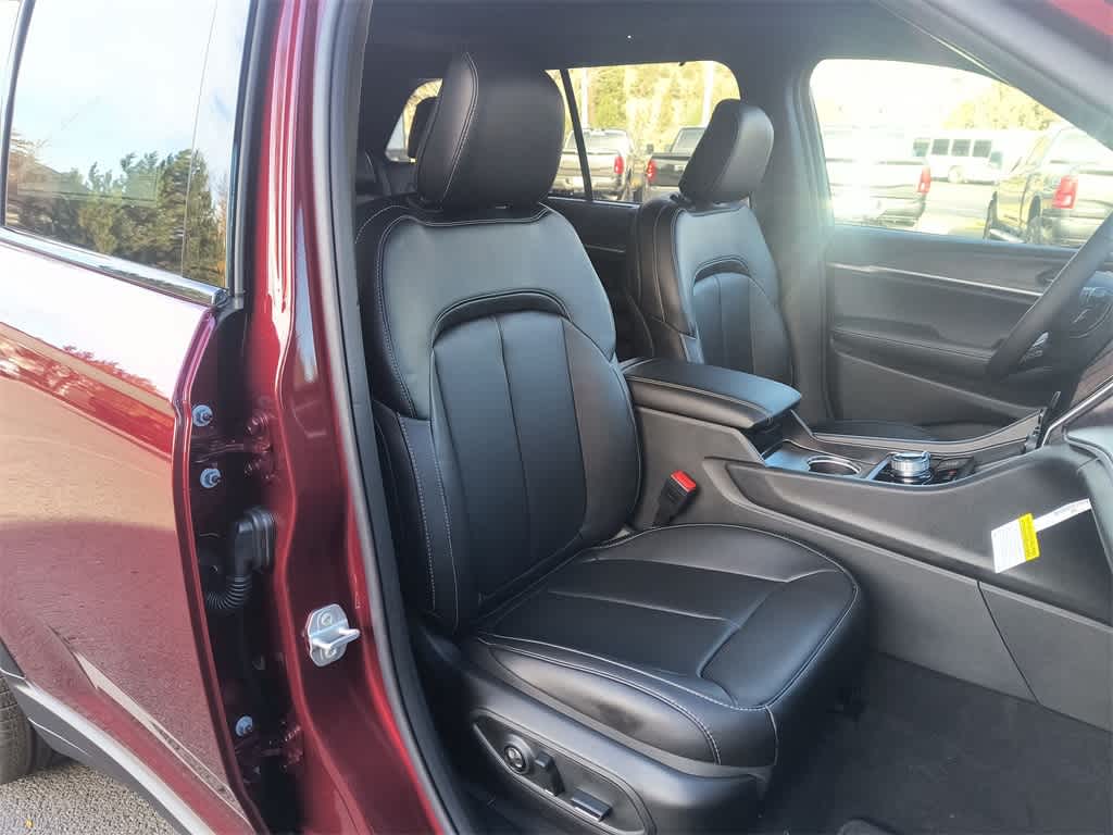 Thumbnail: 2025 Jeep Grand Cherokee - 25