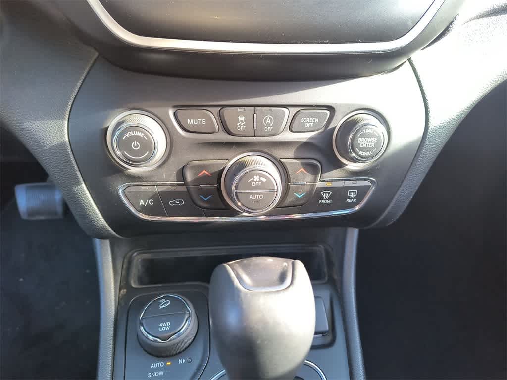 Thumbnail: 2019 Jeep Cherokee - 18