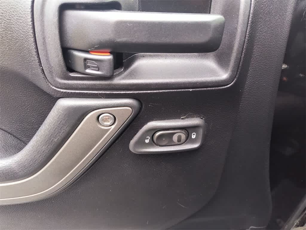 Thumbnail: 2013 Jeep Wrangler - 13