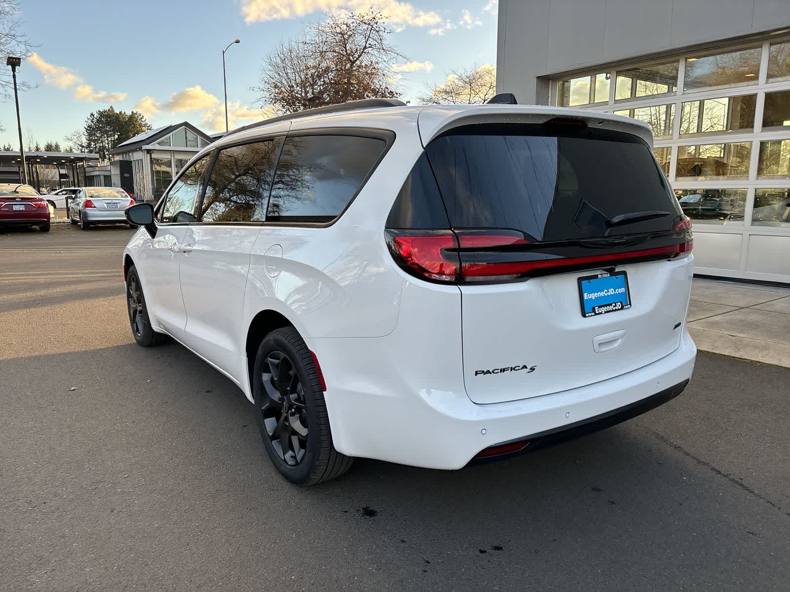Thumbnail: 2026 Chrysler Pacifica - 3