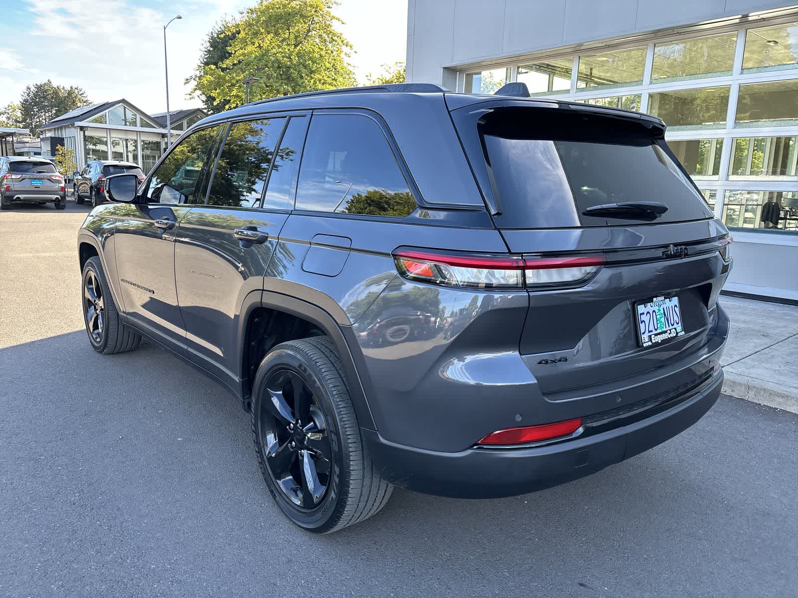 2022 Jeep Grand Cherokee Laredo photo 3