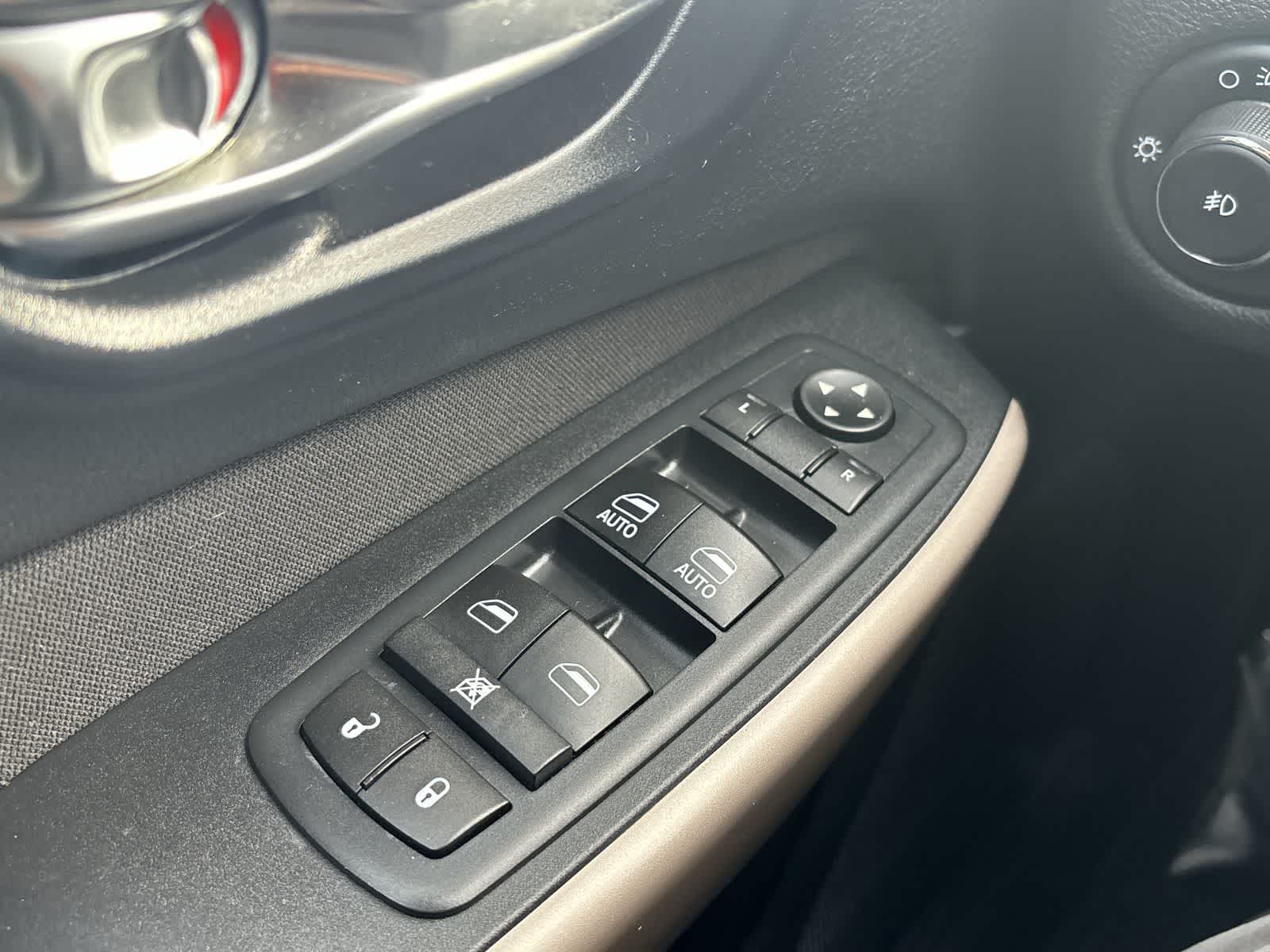 Thumbnail: 2017 Jeep Cherokee - 30