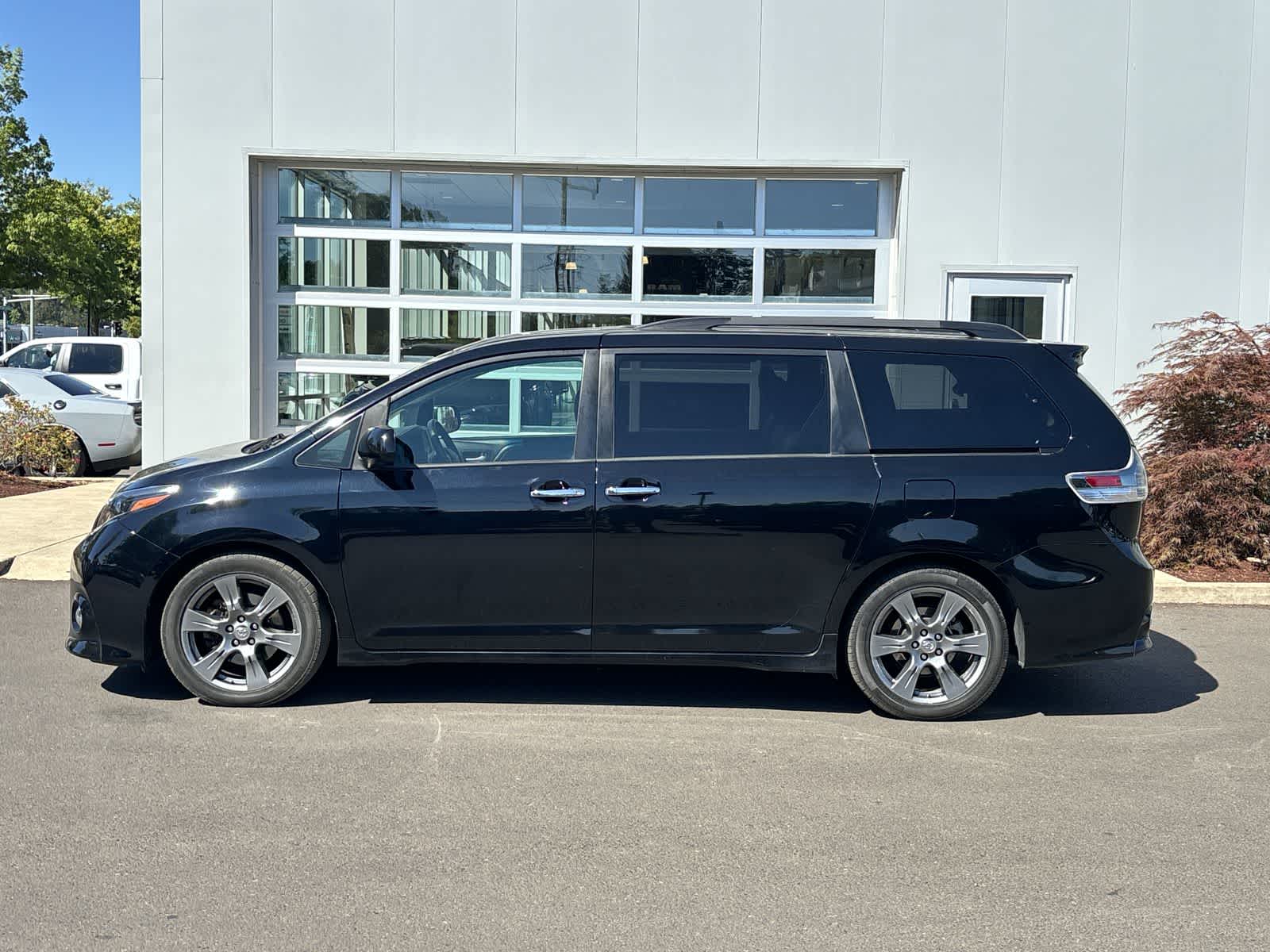 2017 Toyota Sienna SE Premium photo 2