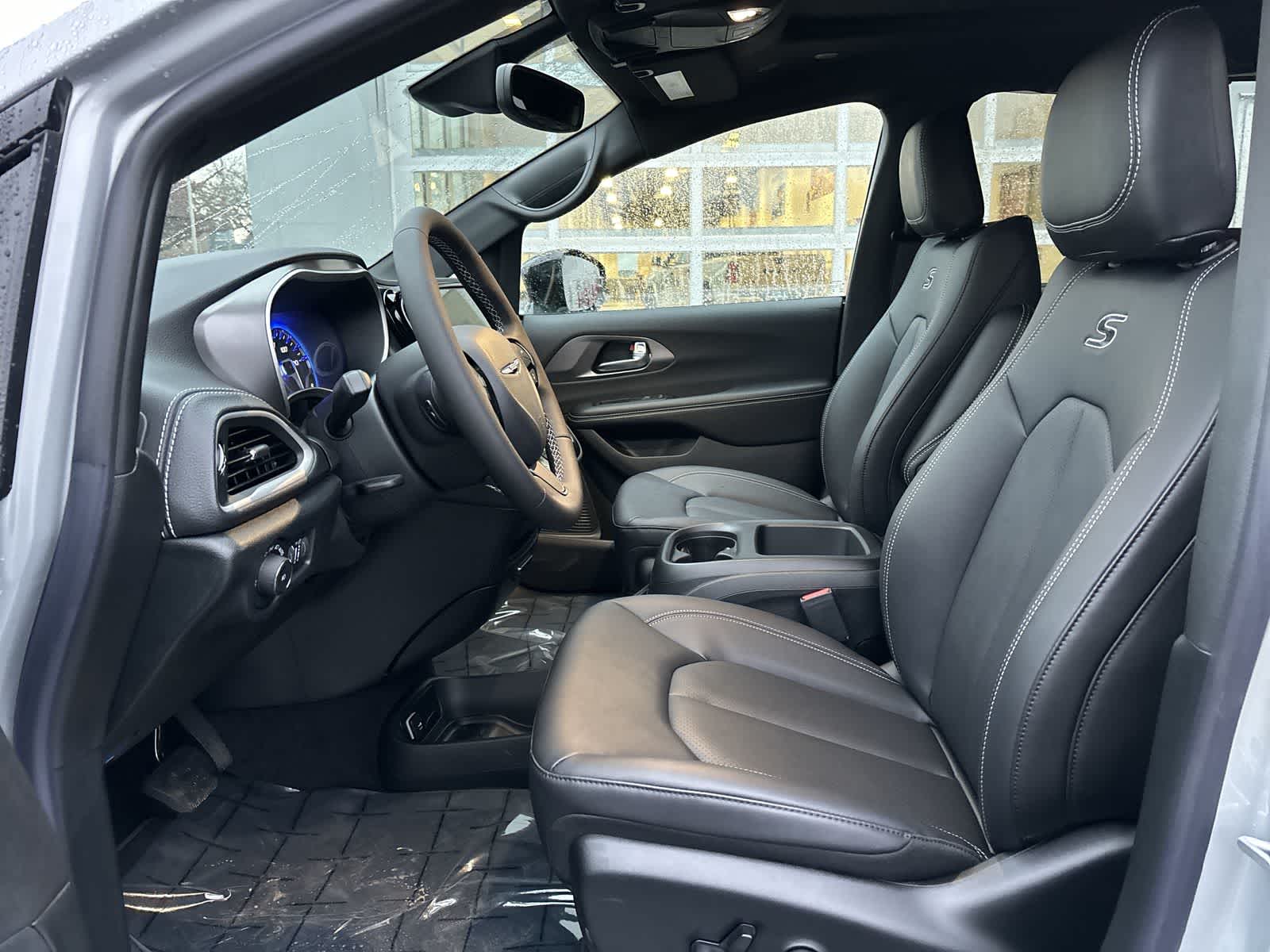 Thumbnail: 2026 Chrysler Pacifica - 8