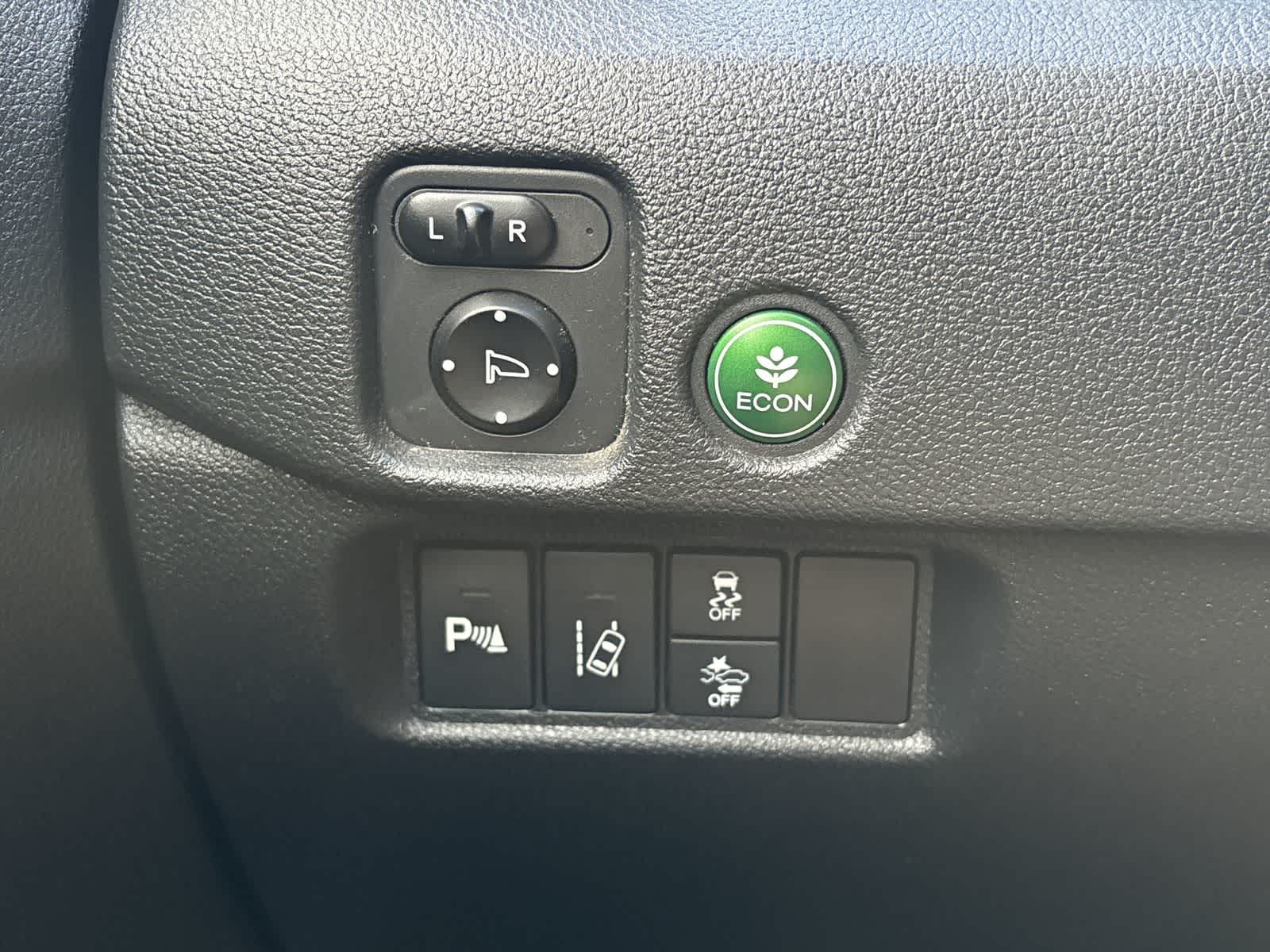 Thumbnail: 2017 Honda Pilot - 8