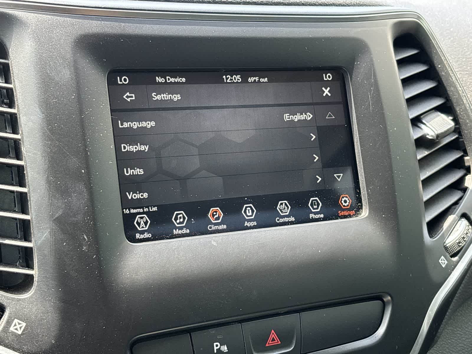 Thumbnail: 2019 Jeep Cherokee - 22