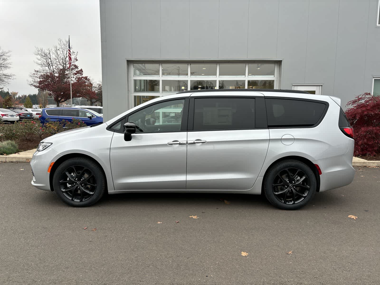 Thumbnail: 2026 Chrysler Pacifica - 2