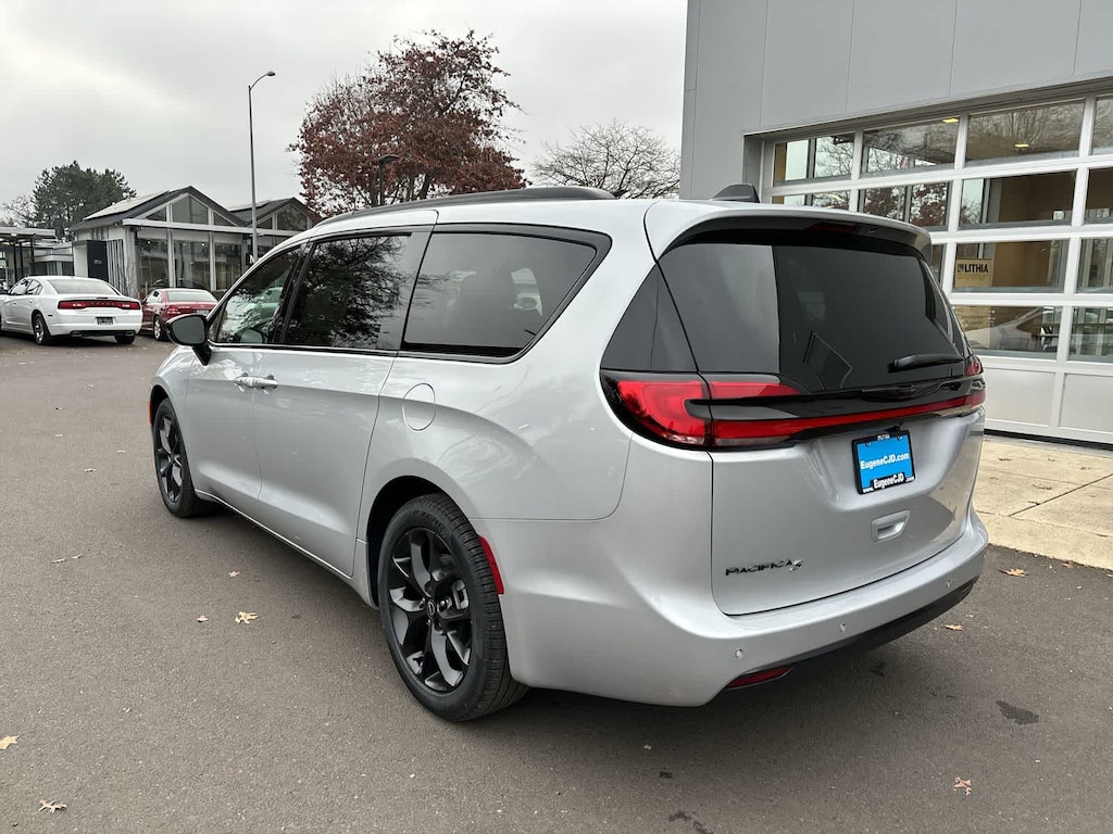 New 2026 Chrysler Pacifica Select Passenger Van