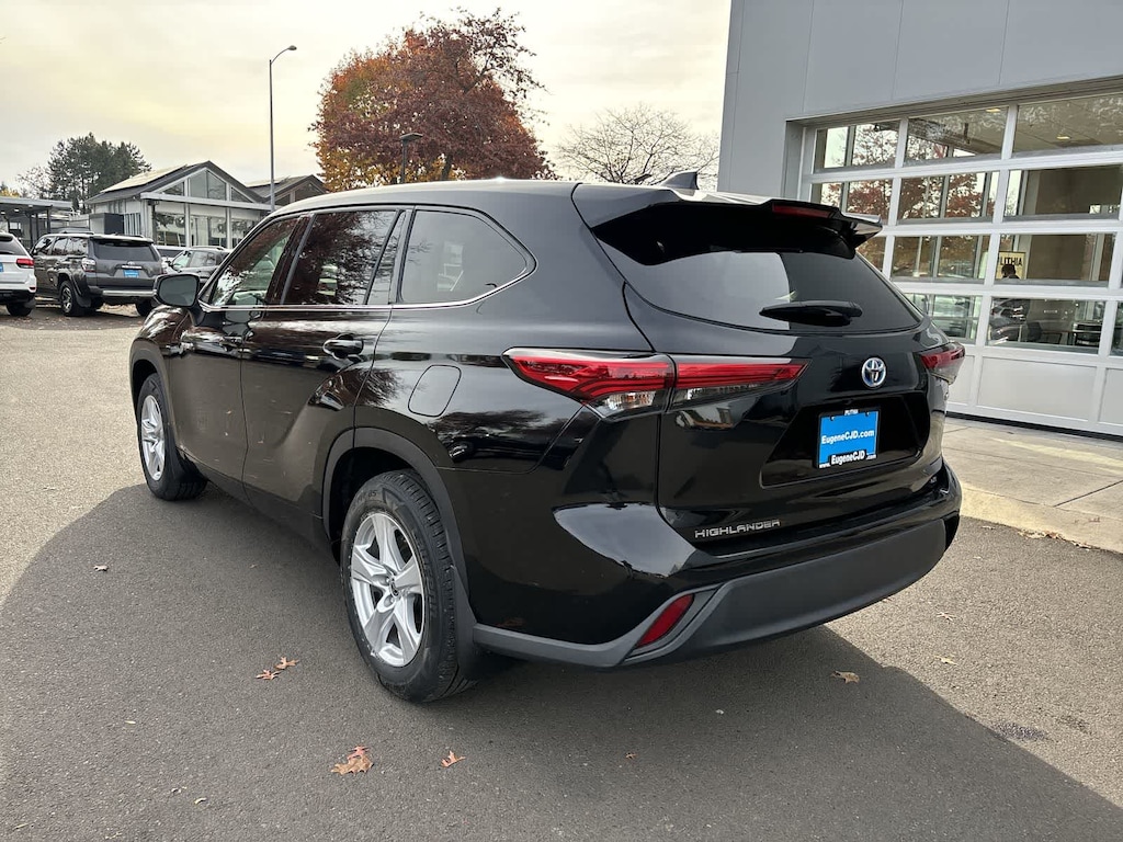 Used 2021 Toyota Highlander Hybrid LE SUV
