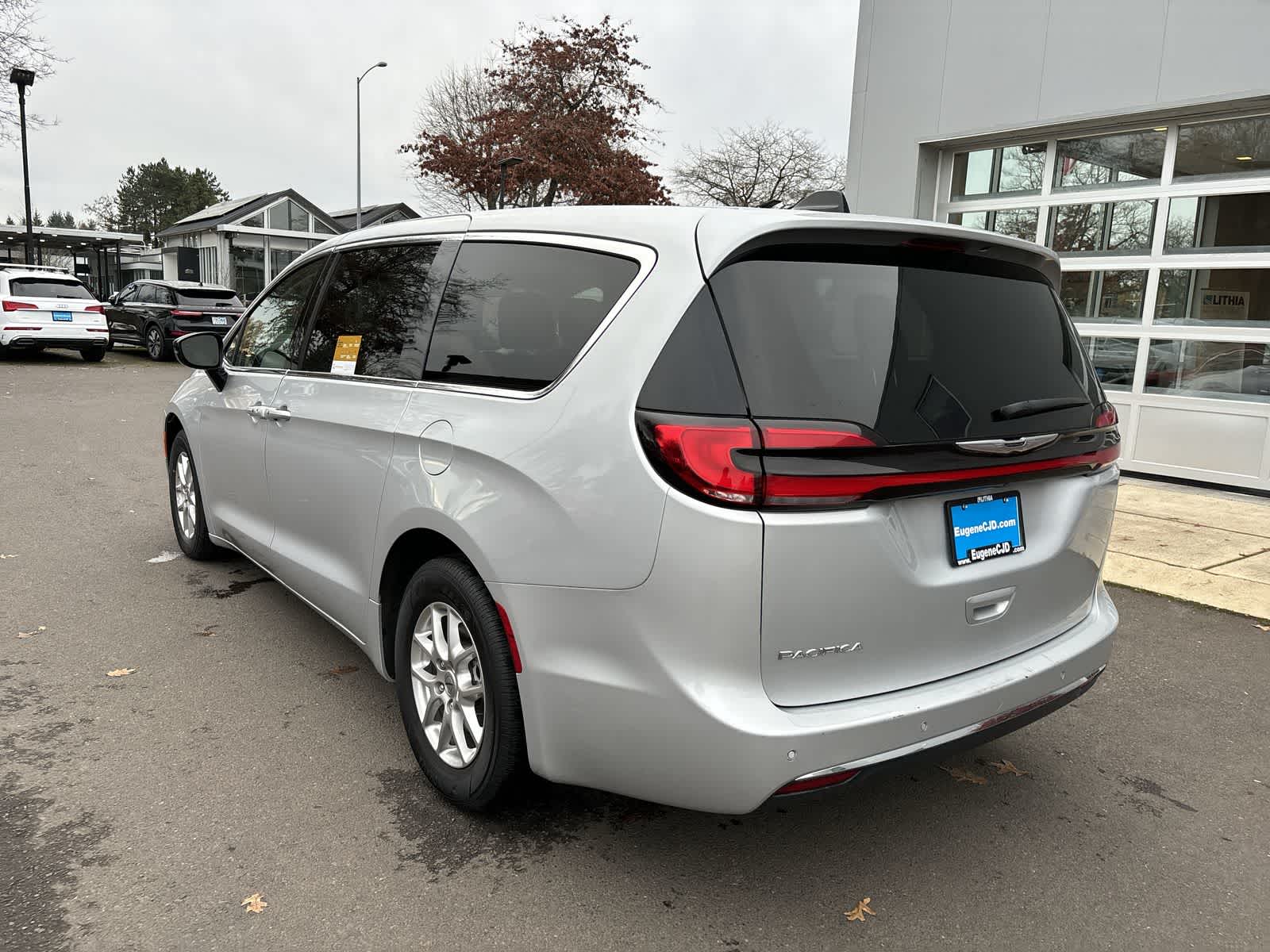 2024 Chrysler Pacifica Touring L photo 2