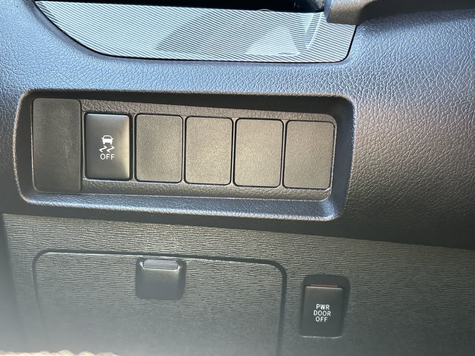Thumbnail: 2017 Toyota Sienna - 16